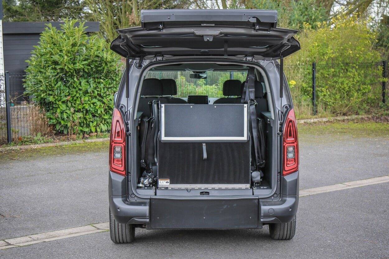 Le Citroën Berlingo Maxi Family est équipé d'une rampe d'accès manuelle en deux volets