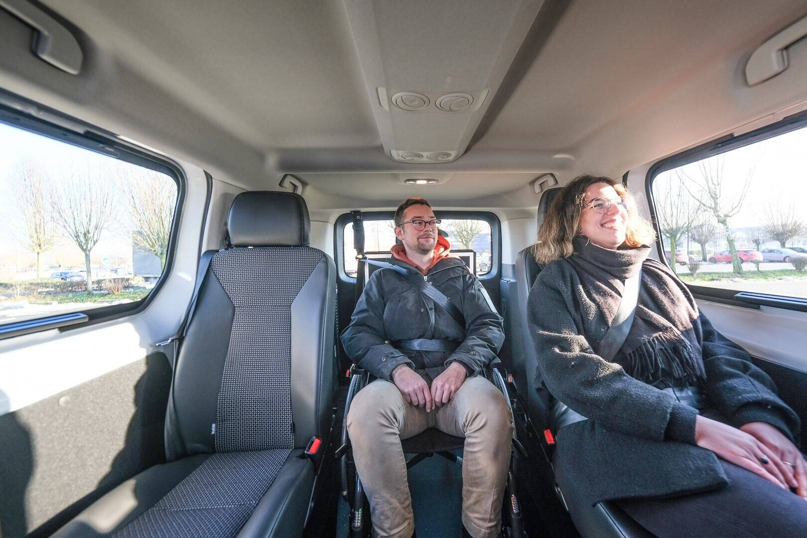 Espace et confort pour tous au sein du Peugeot Expert TPMR mais surtout convivialité grâce à son aménagement Family HappyAccess !