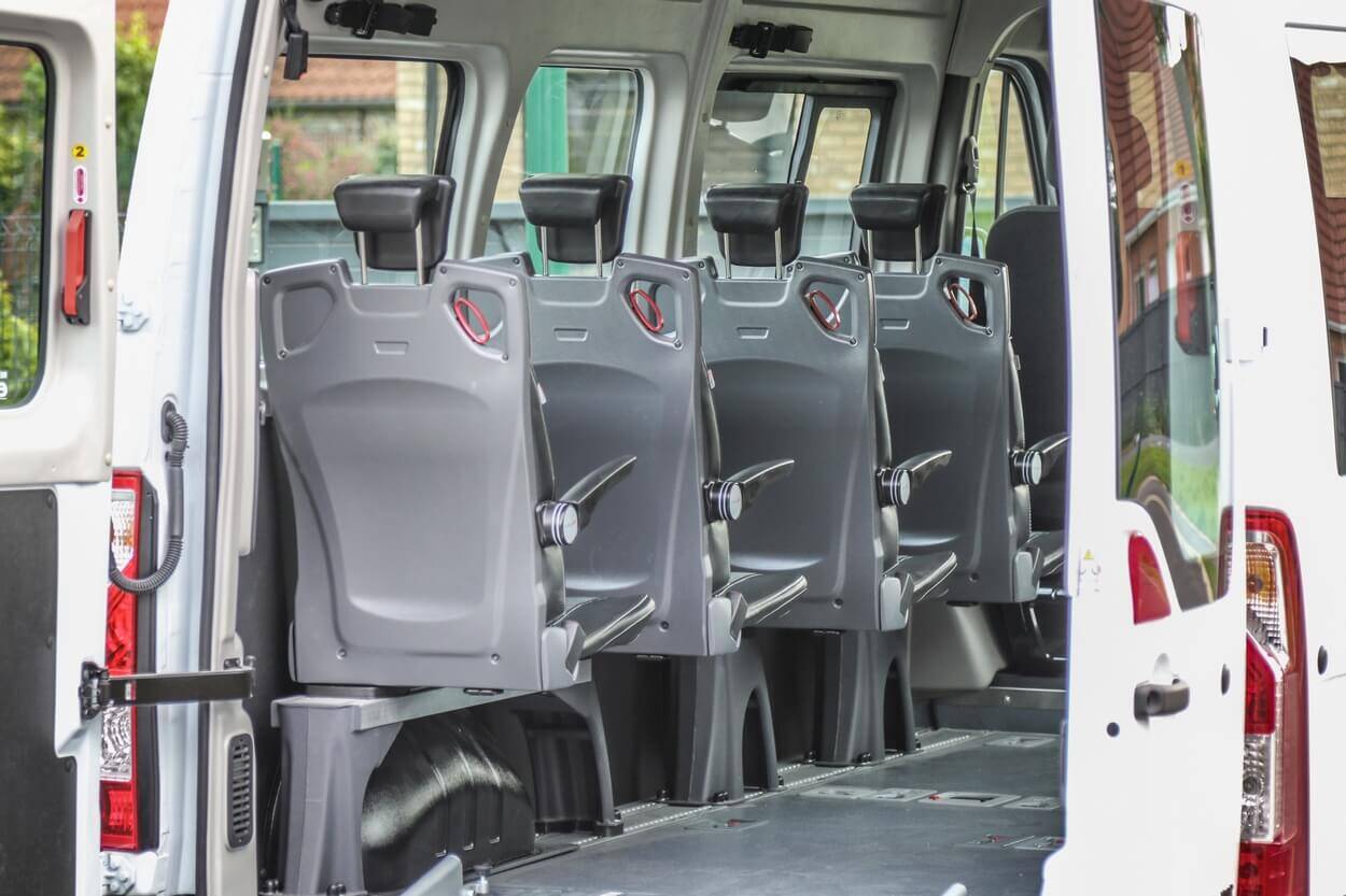 Les sièges arrière repliables Triflex vous permettent de faire varier la capacité d'accueil de votre minibus TPMR en quelques secondes...