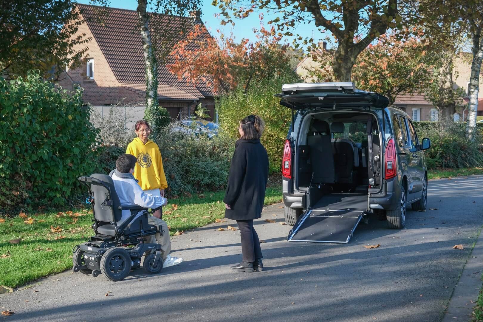Avec son aménagement aux dimensions impressionnantes, le Citroën Berlingo Xtra HappyAccess accueille même les plus gros fauteuils roulants électriques !
