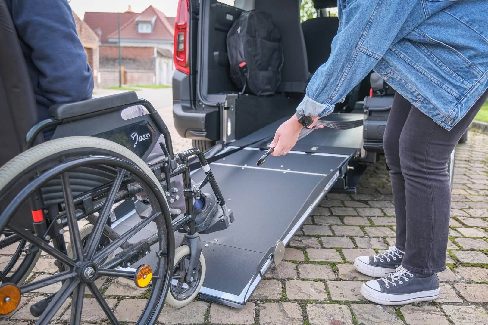 Simplifiez-vous la tâche avec les sangles d'arrimage avant rallongées sur ce Toyota ProAce City Verso TPMR Xtra HappyAccess