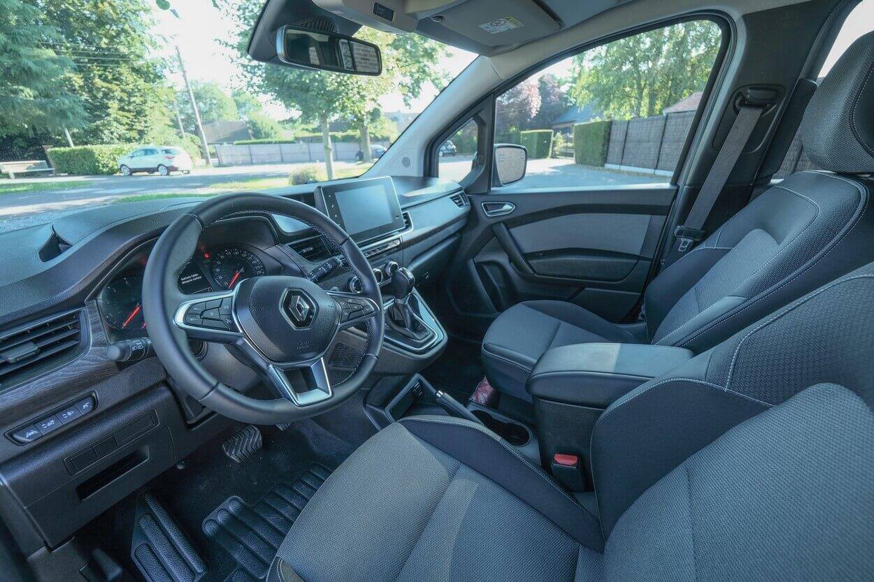 Aussi maniable que confortable, le Renault Kangoo TPMR est agréable à conduire sur de longs trajets