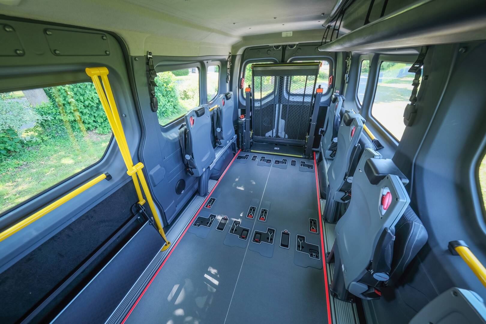 Le Renault Master TPMR L3H2 Triflex Easy permet de transporter jusqu'à 3 passagers en fauteuil roulant que vous arrimerez sans difficulté grâce aux sangles directement intégrées dans le plancher !