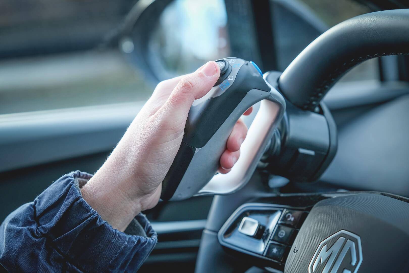 Les commandes au volant permettent aux personnes en situation de handicap de conduire cette MG4