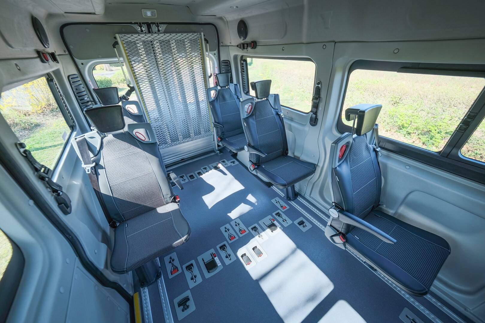 Les sièges Triflex sont confortables sur de courts comme de longs trajets pour tous vos passagers valides, ils se replient en quelques secondes seulement !