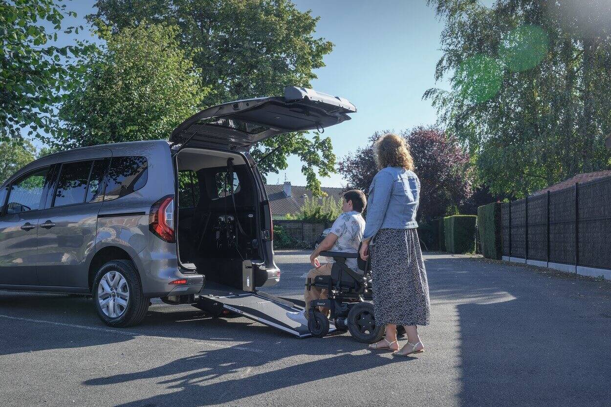 La pente de la rampe d'accès HappyAccess permet une installation aisée du passager en fauteuil roulant