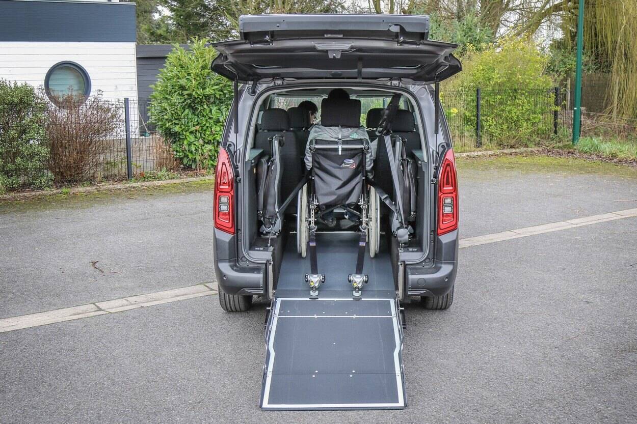 La sécurité du passager handicapé est assurée par un système d'arrimage complet et crash-testé