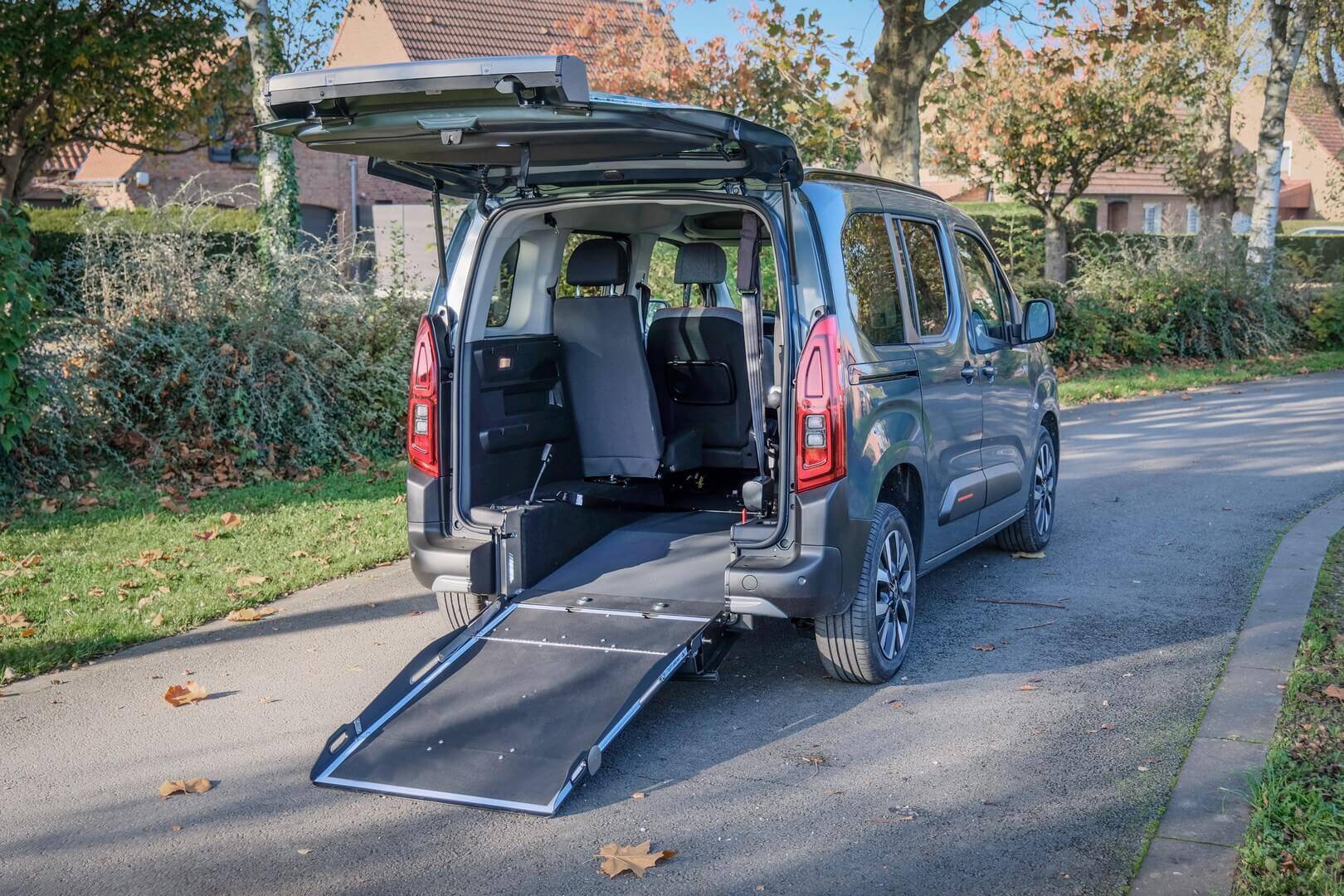 L'accès en fauteuil roulant se fait par cette rampe d'accès située à l'arrière. Elle se montre très large et courte, ce qui est bien pratique en ville.