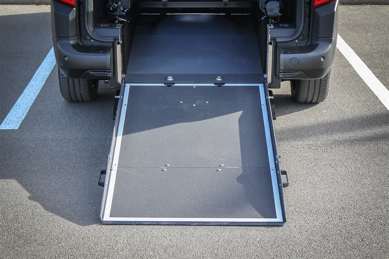 Ce Berlingo Maxi Xtra est équipé d'une rampe d'accès manuelle, légère et facile à utiliser.