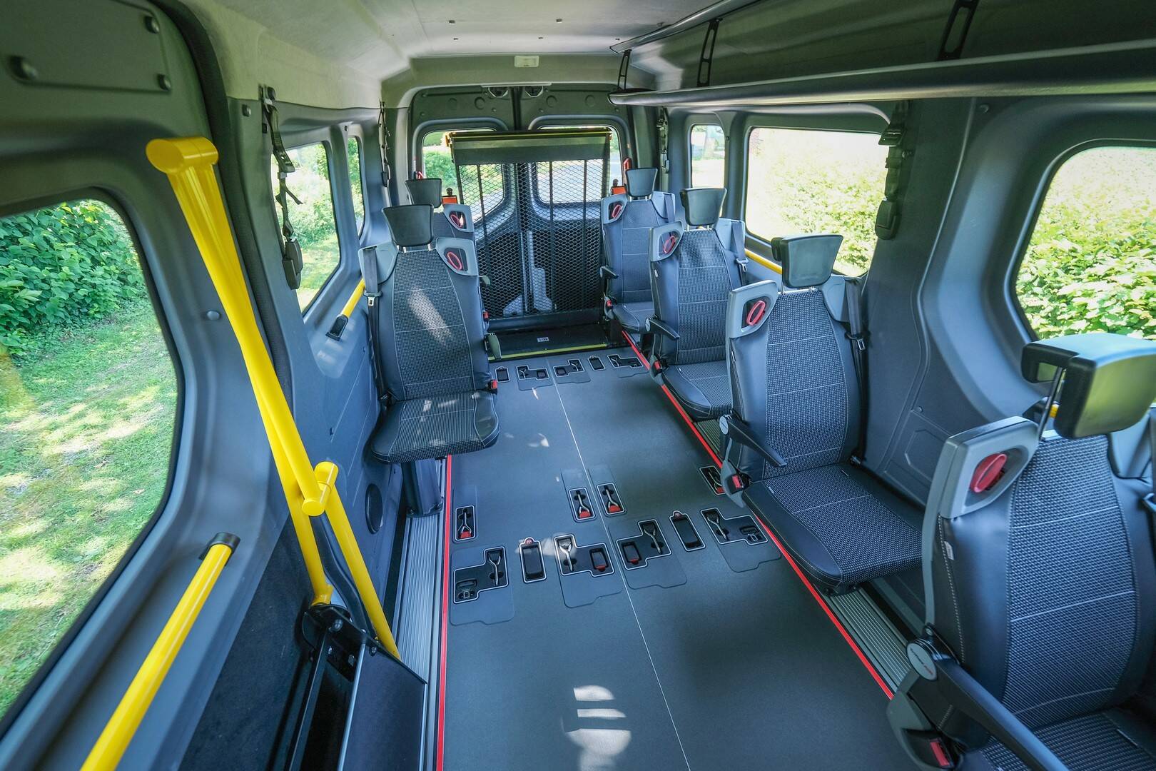 La modularité est le principal avantage du Renault Master TPMR Triflex Easy, qui peut accueillir des personnes valides ou à mobilité réduite selon vos besoins du moment...
