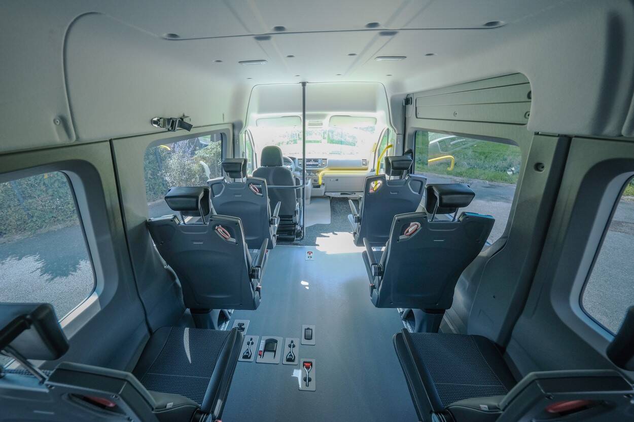 Le Volkswagen e-Crafter L3H3 TPMR peut accueillir jusqu’à 8 passagers à l’arrière sur les sièges repliables Triflex