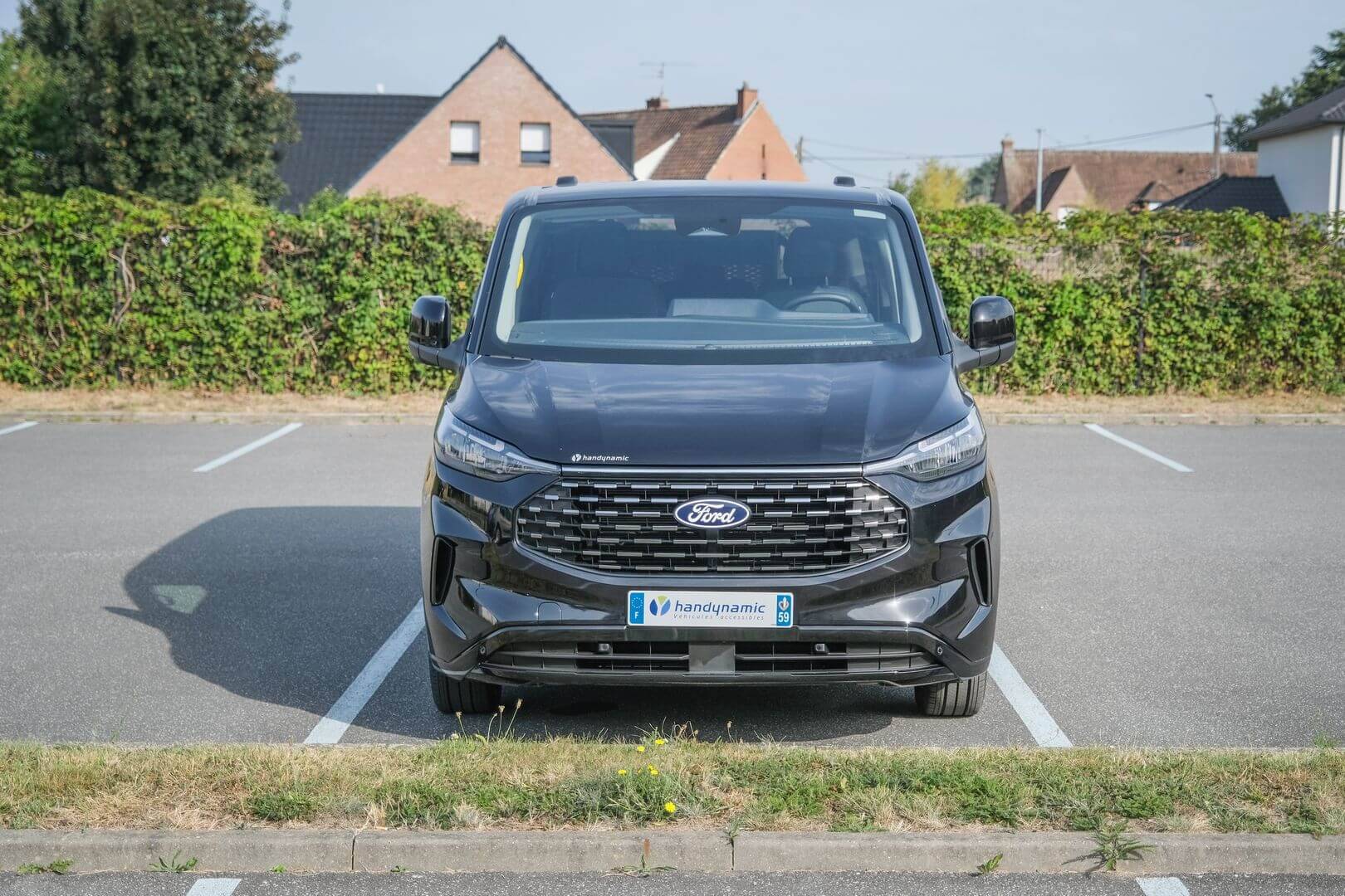 Restylé en 2024, le Ford Tourneo Custom se distingue par son allure moderne...