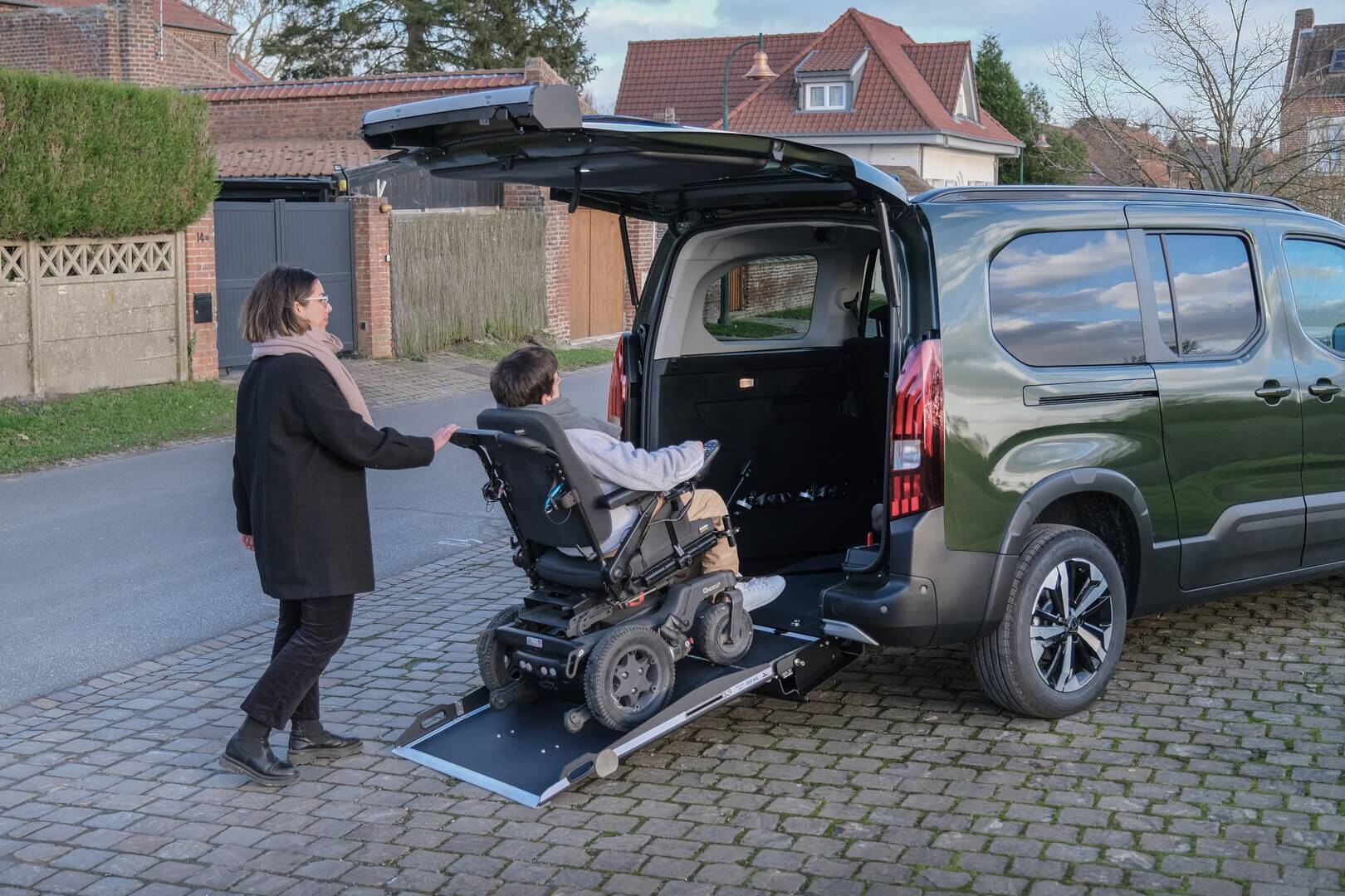 L'entrée de votre proche en fauteuil roulant à bord du Peugeot Rifter Maxi Xtra HappyAccess se fait facilement et presque sans effort de la part du conducteur-accompagnateur