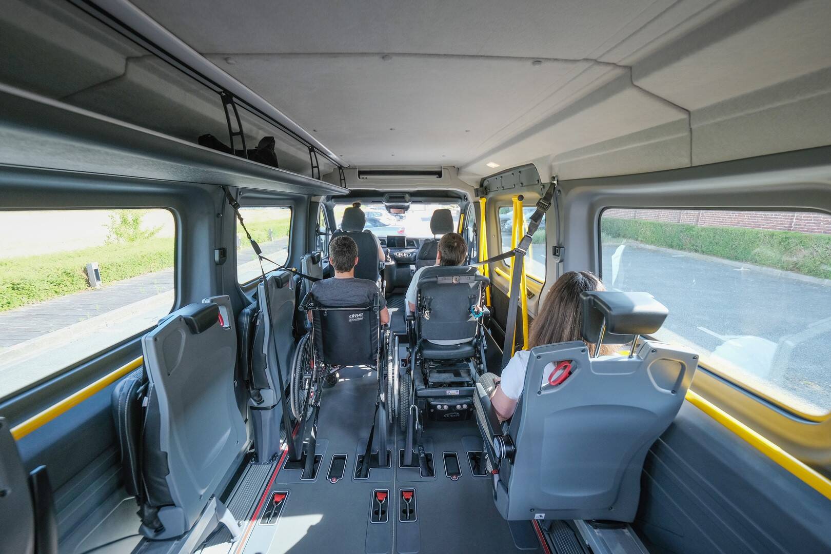Le Renault Master TPMR L3H2 Triflex Easy permet de transporter jusqu'à 3 passagers en fauteuil roulant