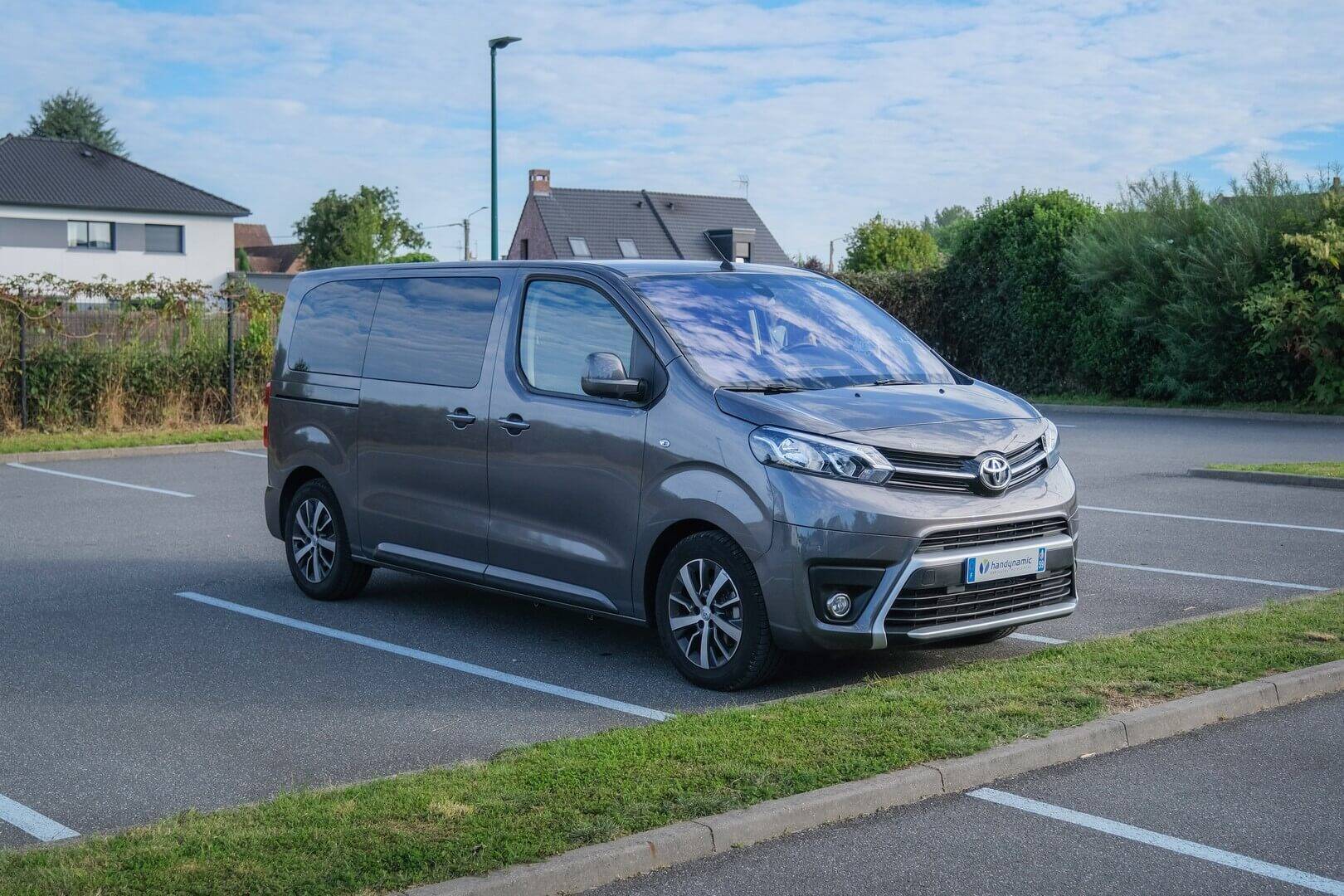 Le Toyota ProAce Verso Family HappyAccess est un grand monospace modulable