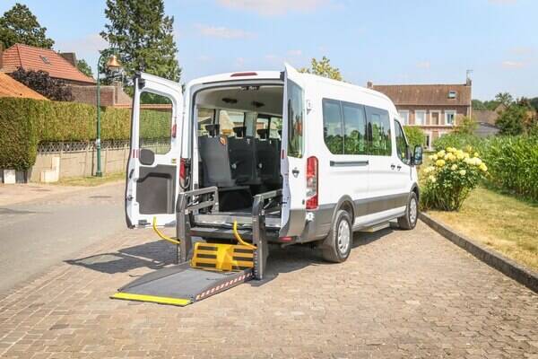Confortable et très accessible, le Ford Transit Kombi L3H2 Triflex Easy fera le bonheur de vos passagers valides et en fauteuil roulant Confortable et très accessible, le Ford Transit Kombi L3H2 Triflex Easy fera le bonheur de vos passagers valides et en fauteuil roulant