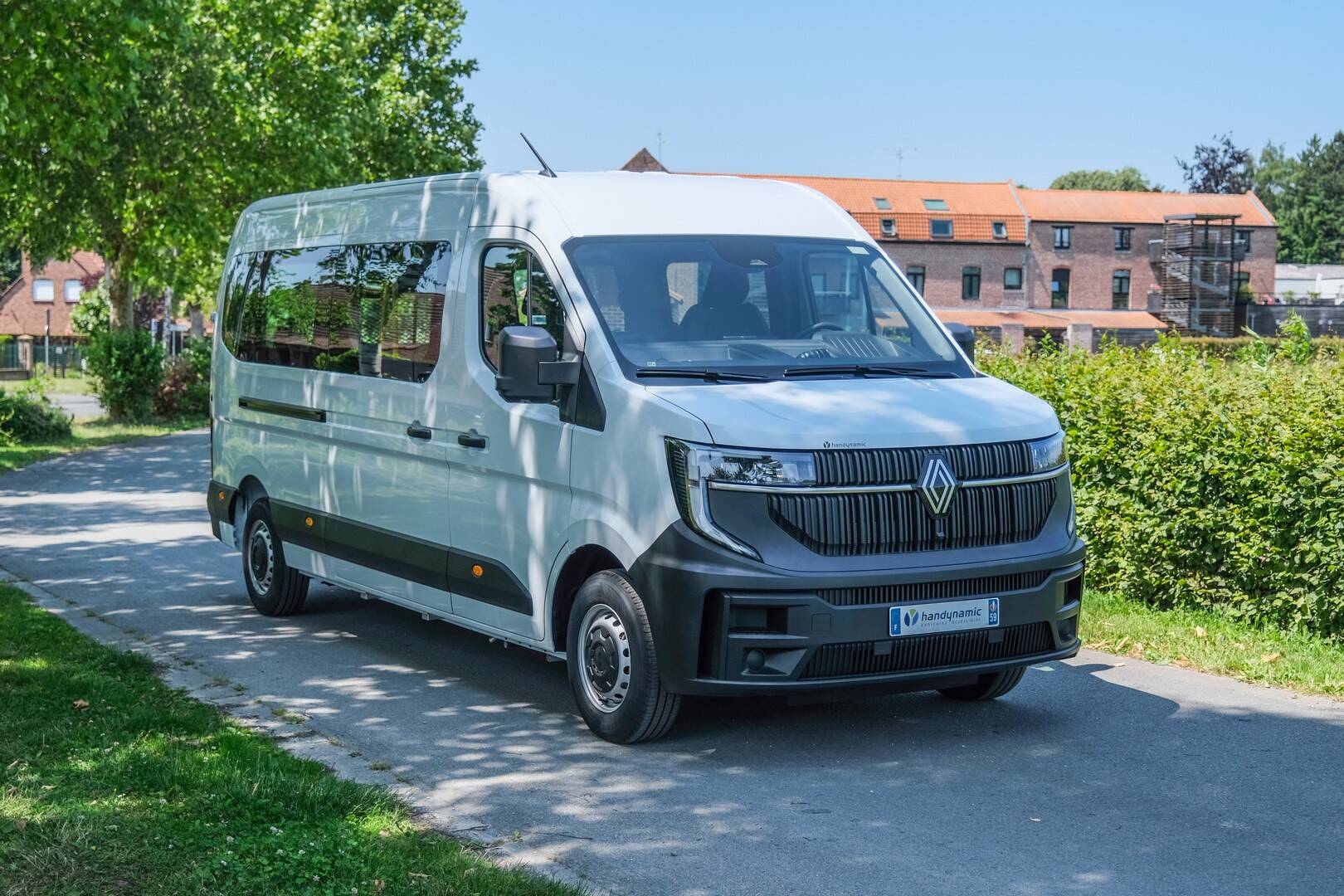 Découvrez le Renault Master TPMR L3H2 Triflex Easy, un minibus qui facilite votre quotidien de professionnel du transport de personnes handicapées