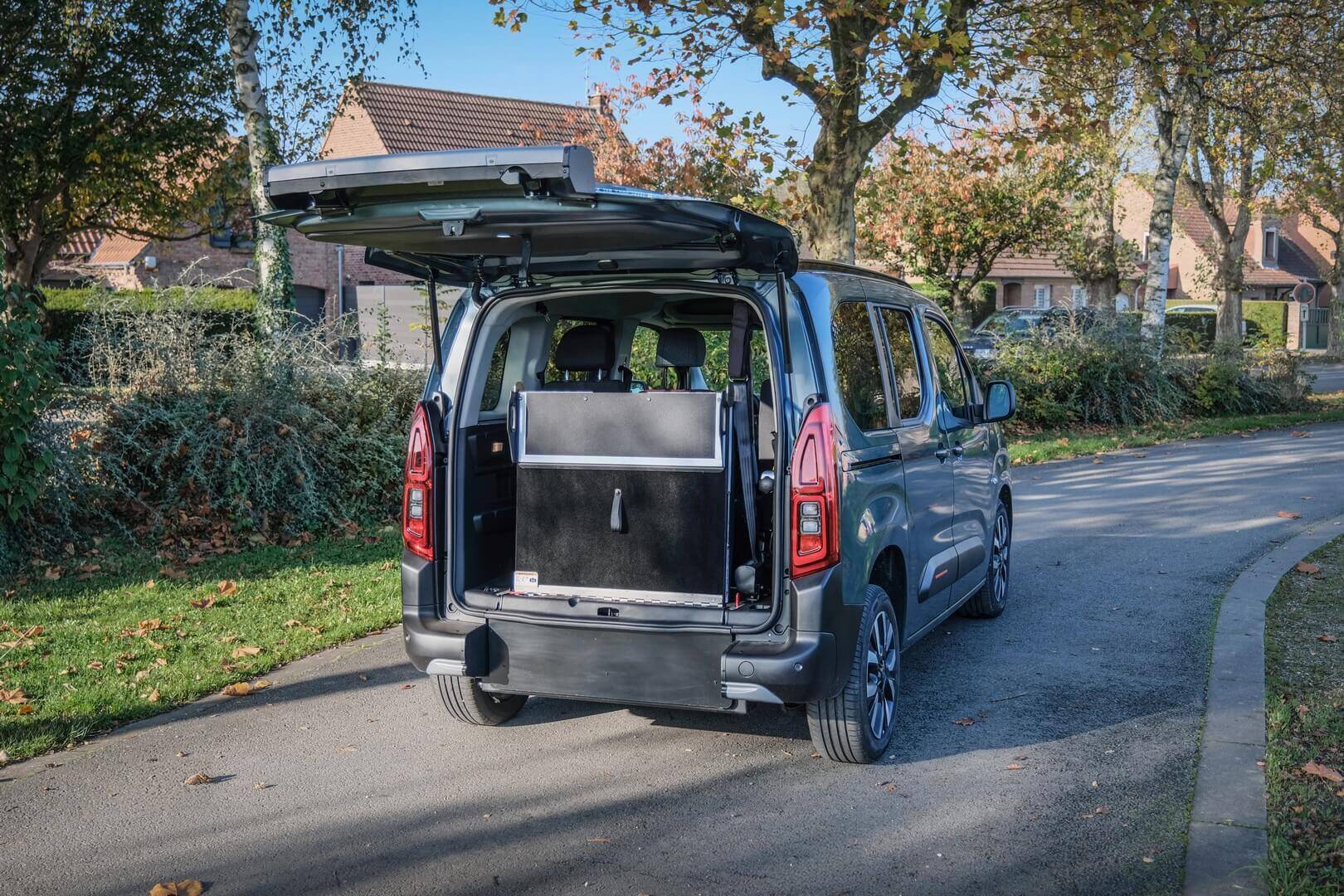 La rampe d'accès du Citroën Berlingo HappyAccess est très légère et facile à utiliser