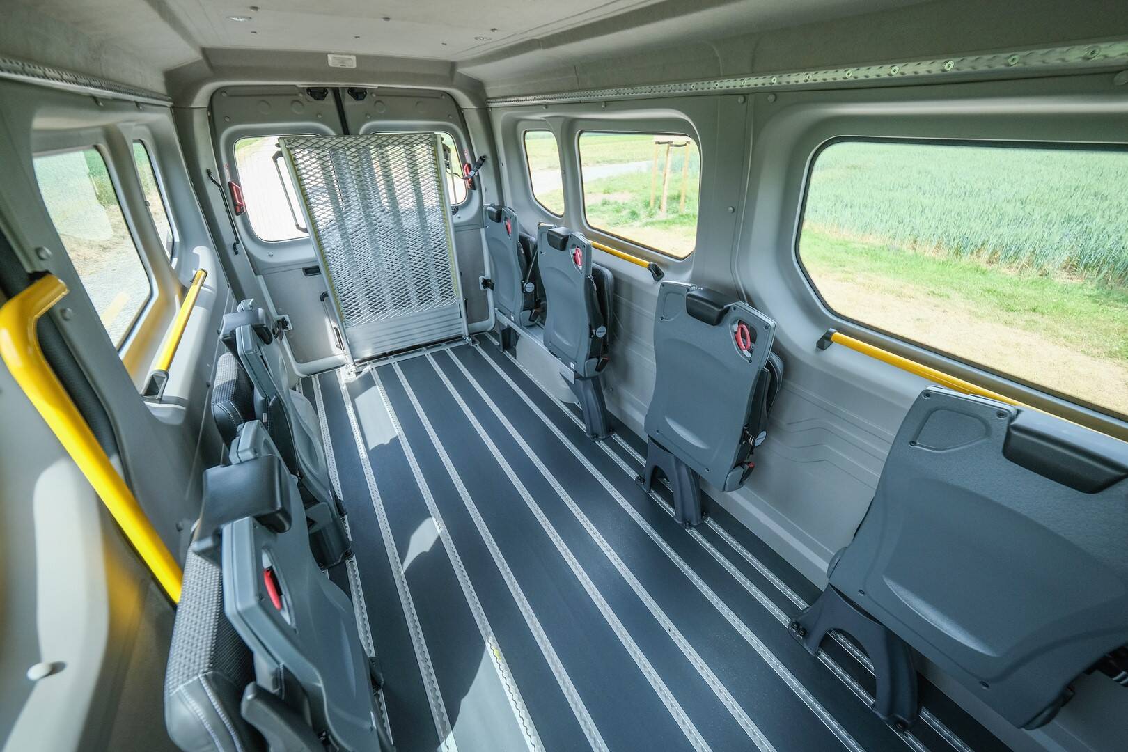  Besoin de place pour des passagers en fauteuil roulant ? Repliez vos sièges Triflex en seulement quelques secondes !