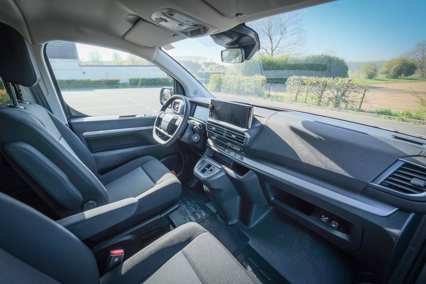 Tout le confort et la technologie au poste de conduite de ce Citroën SpaceTourer TPMR Family