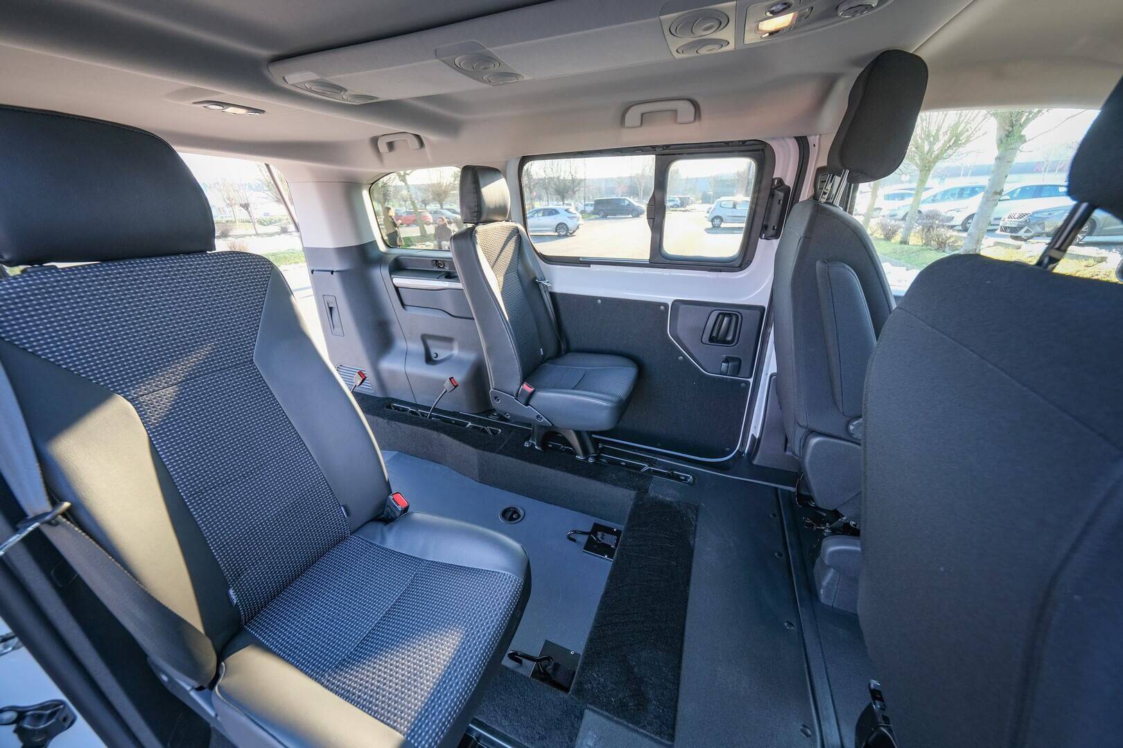 Deux sièges fixes en rang 2 permettent de transporter un total de 4 passagers valides (chauffeur-accompagnateur inclus) + 1 passager en fauteuil roulant à bord de l'habitacle du Peugeot Expert TPMR Family HappyAccess