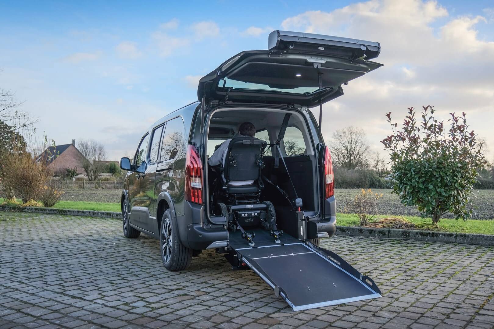 Une fois arrimé, le passager en fauteuil roulant voyage confortablement à bord de ce Peugeot Rifter Maxi Xtra HappyAccess