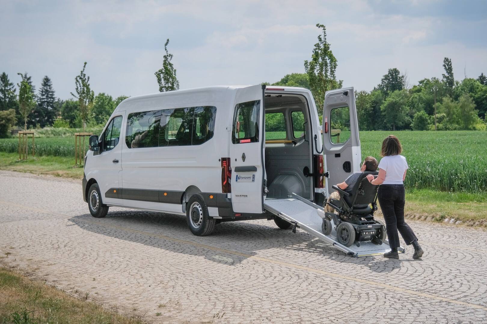 L'accès à bord de ce minibus TPMR se fait via une rampe d'accès manuelle, légère et facile à utiliser