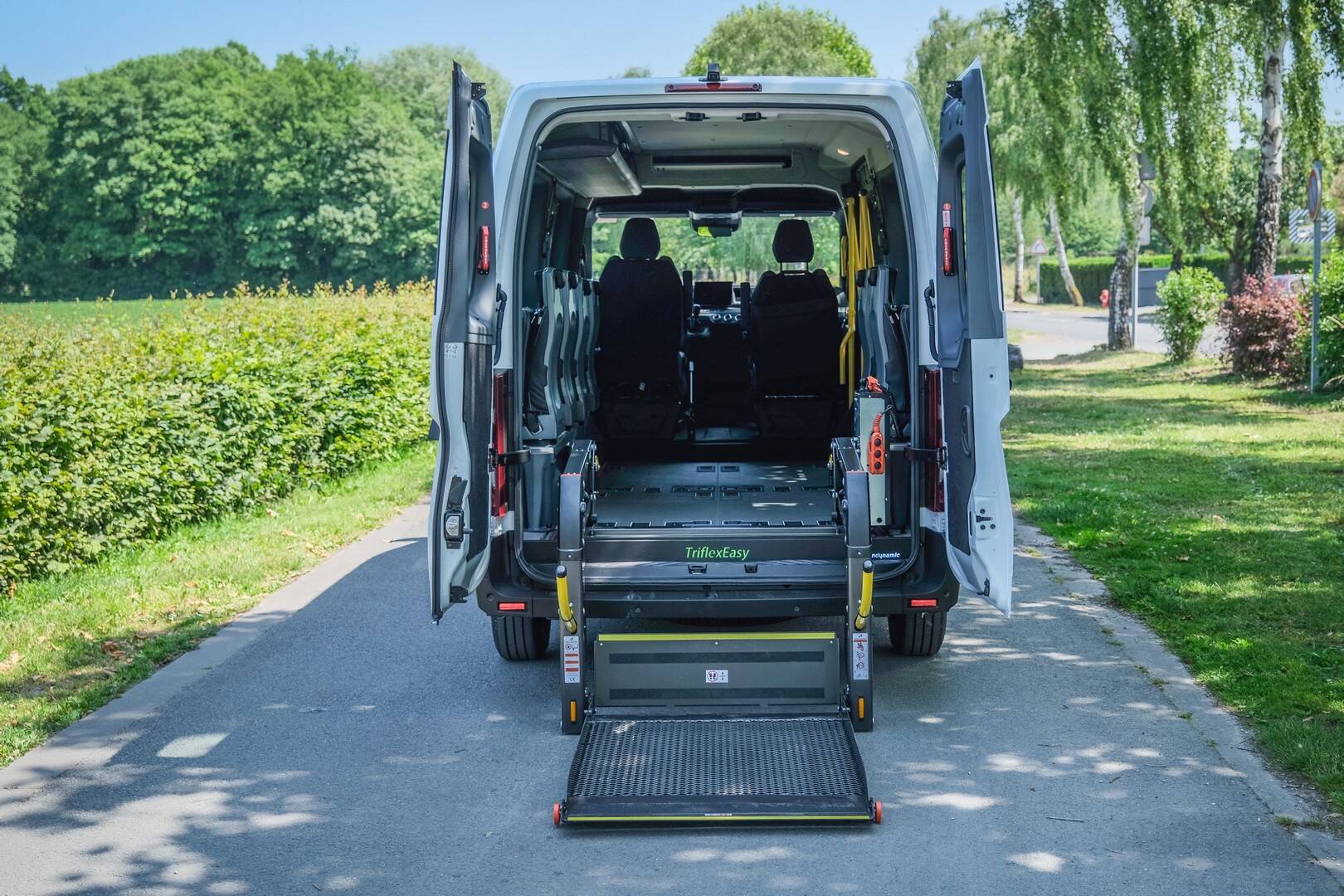 Avec un hayon élévateur électrique, le Renault Master L3H2 TPMR vous permet de faire monter vos passagers en fauteuil roulant rapidement