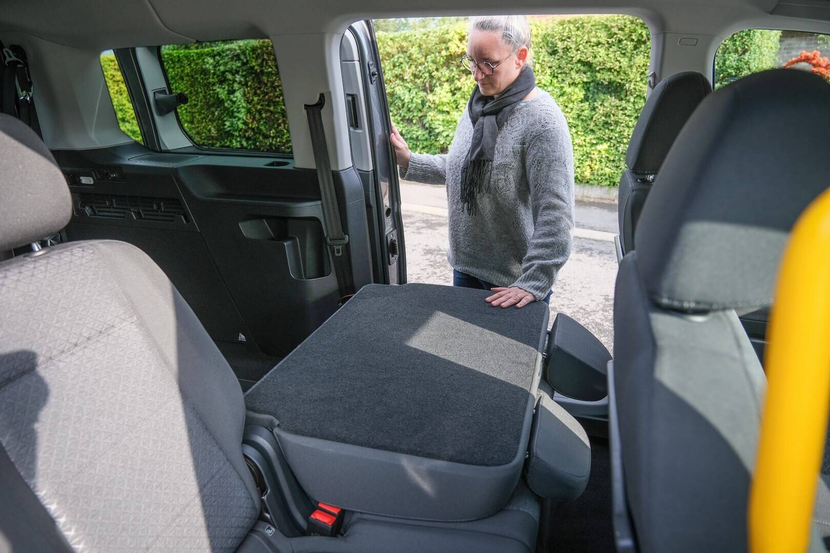 La partie 2/3 est rabattable pour permettre une meilleure convivialité avec votre passager en fauteuil roulant