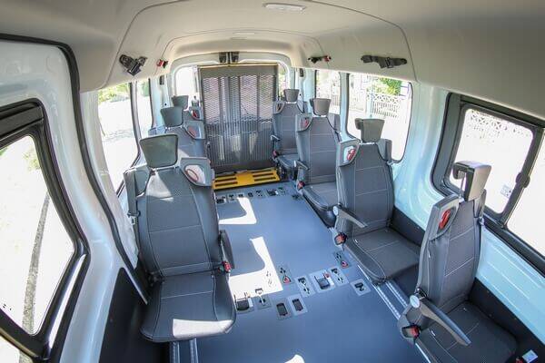 Transportez jusqu'à 9 personnes chauffeur compris dans ce Ford Transit Kombi L3H2 TPMR... Transportez jusqu'à 9 personnes chauffeur compris dans ce Ford Transit Kombi L3H2 TPMR...