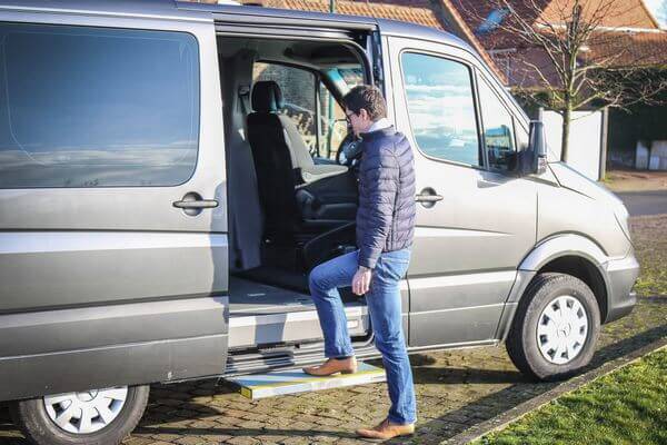 Dans le Mercedes Sprinter aménagé handicap, l'accès des personnes valides n'est pas oubliée ! Dans le Mercedes Sprinter aménagé handicap, l'accès des personnes valides n'est pas oubliée !