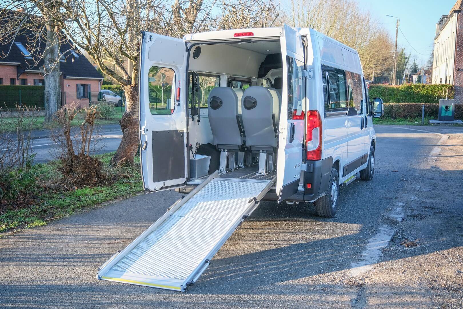 Transportez facilement des passagers en fauteuil roulant à bord de cet Opel Movano L2H2 TPMR Ecoline SimplyAccess