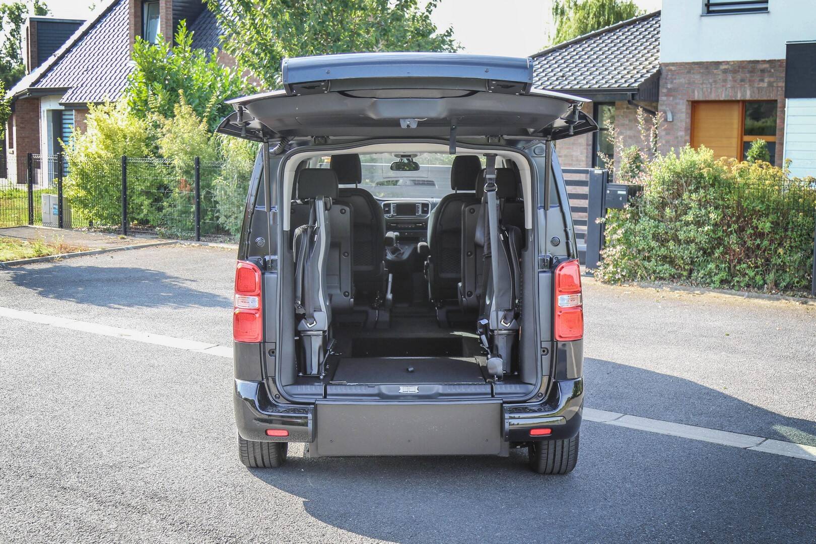 Modulable, repliez la rampe d'accès du Traveller TPMR pour bénéficier d'un espace de chargement supplémentaire en l'absence de passager en situation de handicap
