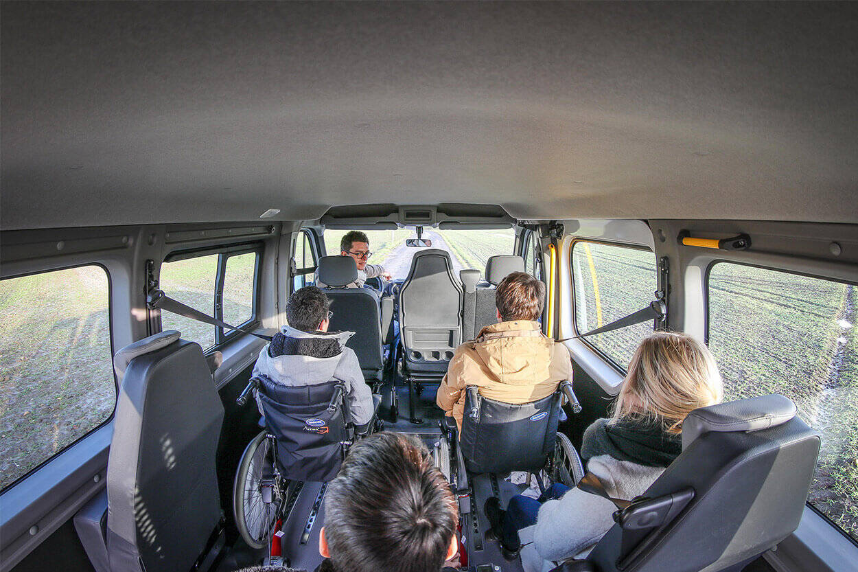 Les passagers que vous transportez dans ce véhicule TPMR voyagent proches les uns des autres pour une meilleure convivialité !