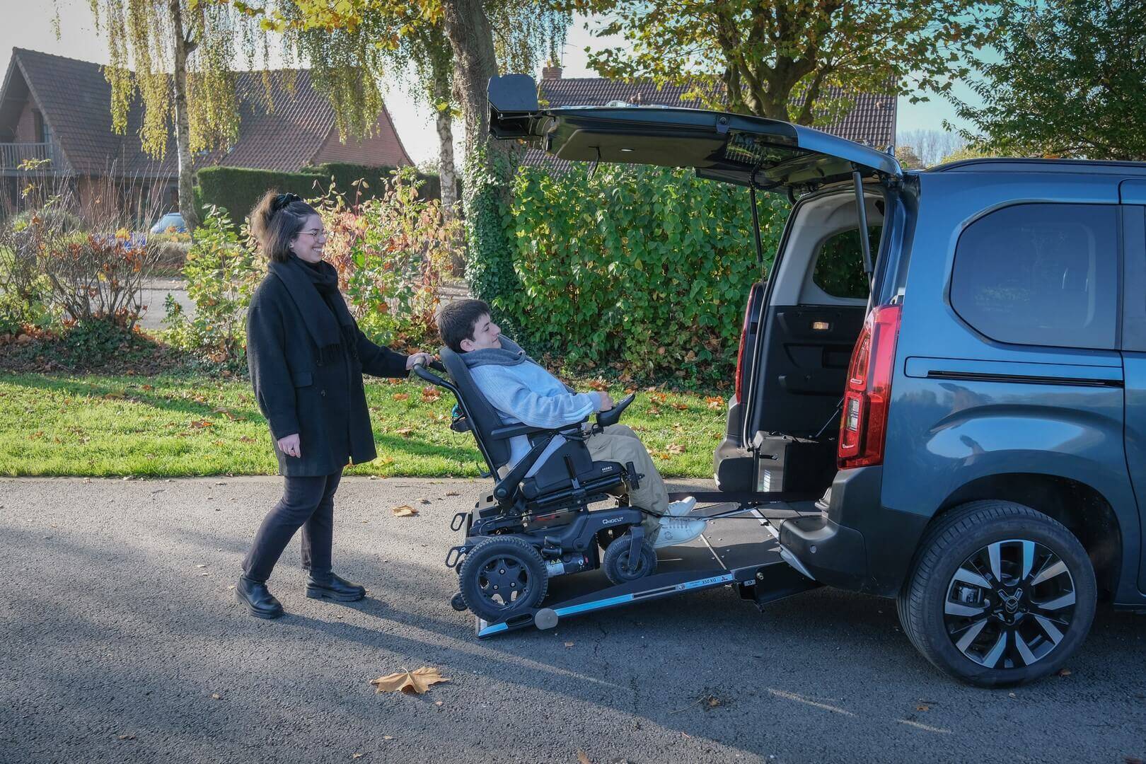 La rampe d'accès du Berlingo Xtra HappyAccess offre une pente raisonnable qui permet de monter à bord sans difficultés...
