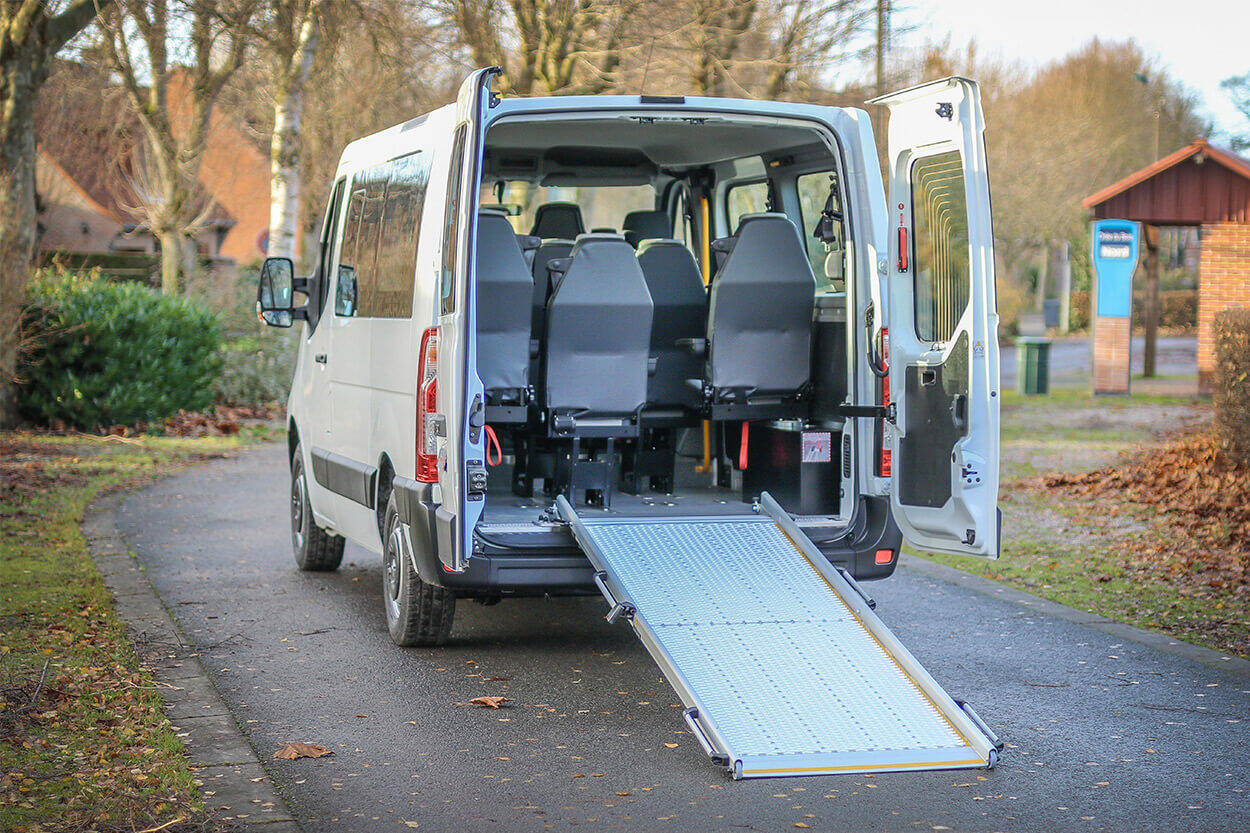 Les mouvements de la rampe d'accès sont assistés par des vérins pour réduire les efforts du chauffeur accompagnateur et simplifier les manoeuvres