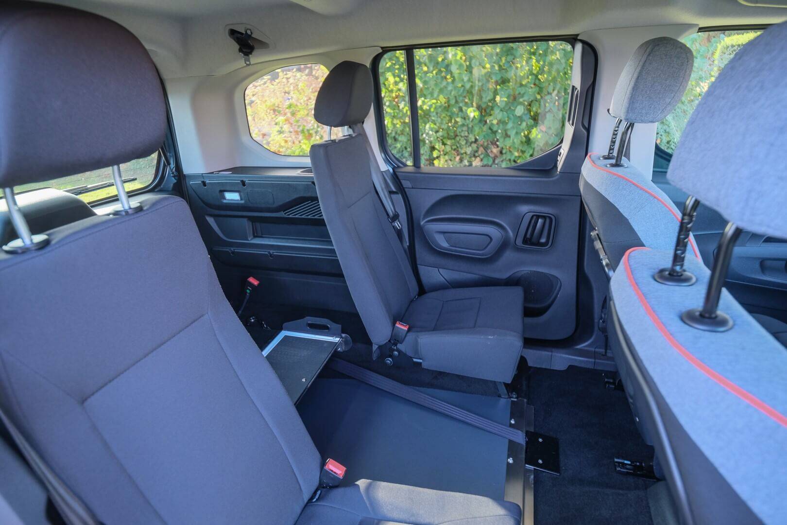 Grâce à son décaissement large et ses sièges arrière spécifiques, le Citroën Berlingo Xtra handicap permet aux passagers de voyager proches les uns des autres.