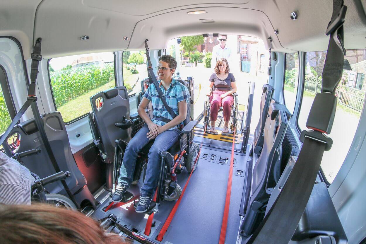 Vériftable point fort du système Triflex Easy, les sangles rallongées permettent d'arrimer deux passagers l'un à côté de l'autre sans difficulté