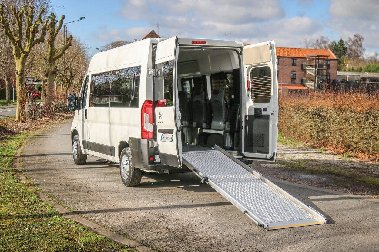 Equipé de série d'une rampe d'accès manuelle, le Citroën Jumper L2H2 Triflex Easy est également disponible avec une plateforme élévatrice