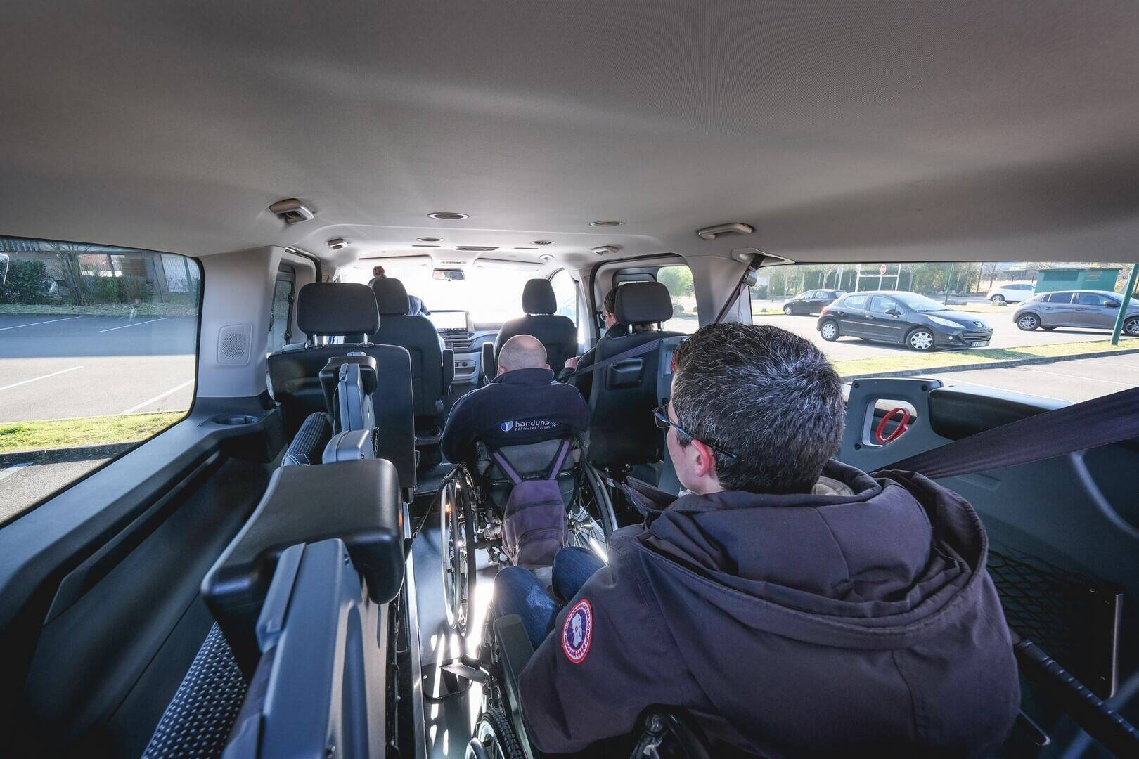 Louez un monospace spacieux, accessible et moderne pour voyager avec votre famille au complet