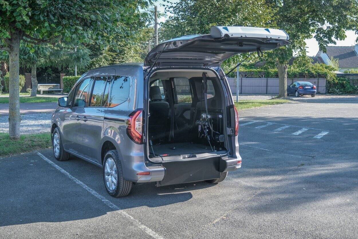 La rampe manuelle en 1 volet se replie en plancher plat lorsque vous ne transportez pas de personne en fauteuil roulant