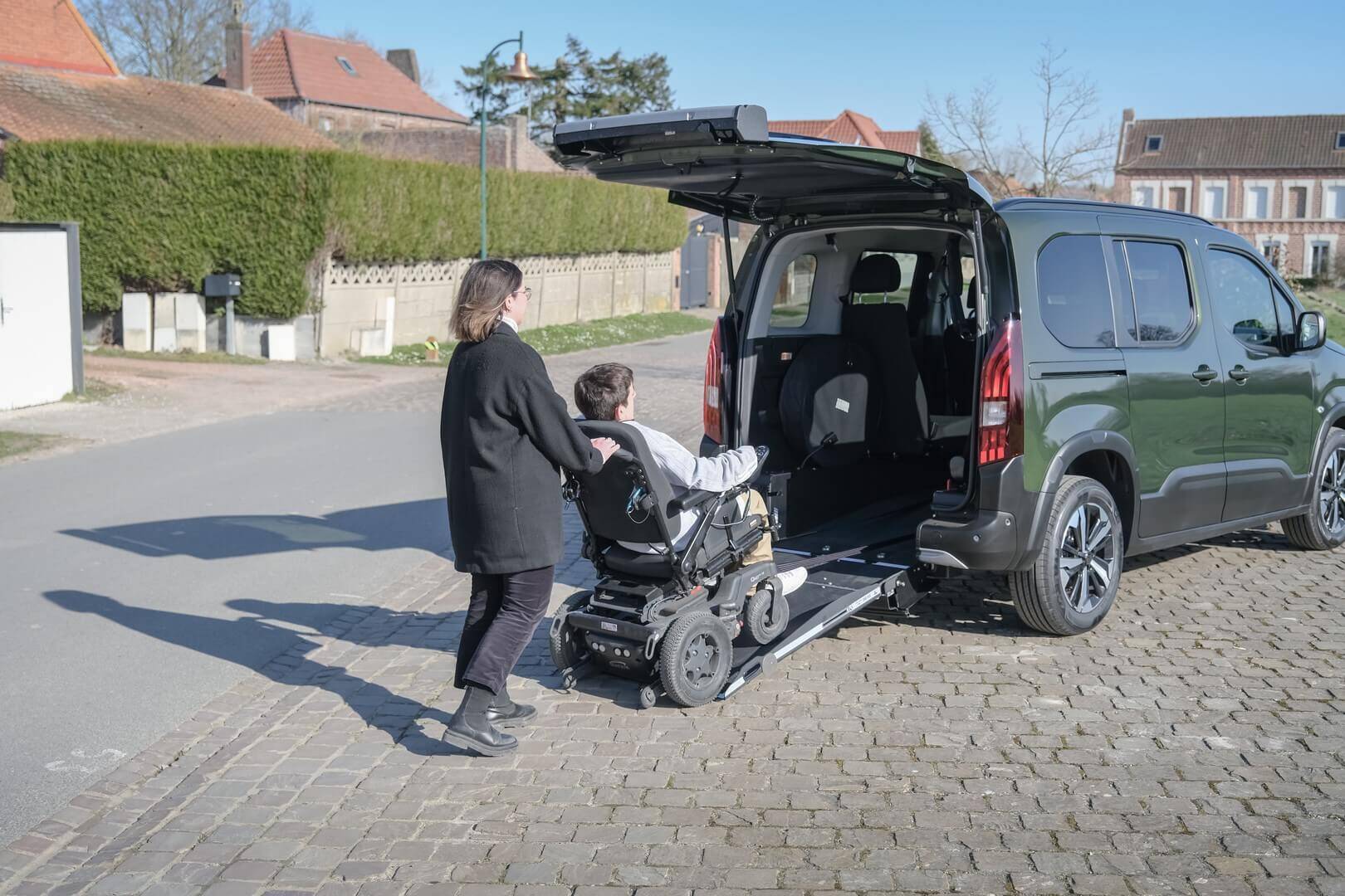 Avec son design moderne, sa capacité d'accueil et sa polyvalence, le Peugeot Rifter Xtra HappyAccess ne manque pas d'attraits pour vos transports PMR