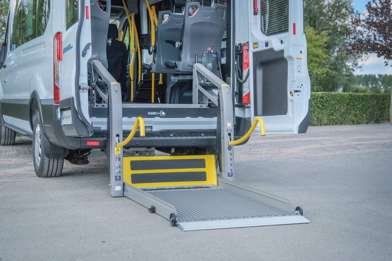 Le Ford E-Transit L3H3 TPMR Triflex Easy est disponible avec un hayon élévateur ElevAccess ou une rampe manuelle légère et simple d'utilisation SimplyAccess