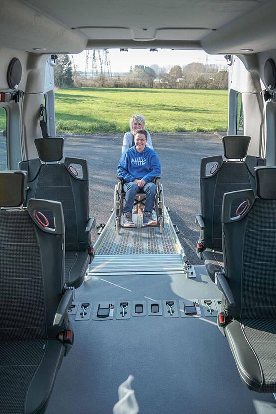 Capacité maximale : 4 personnes en fauteuil roulant + 3 personnes valides à l'avant