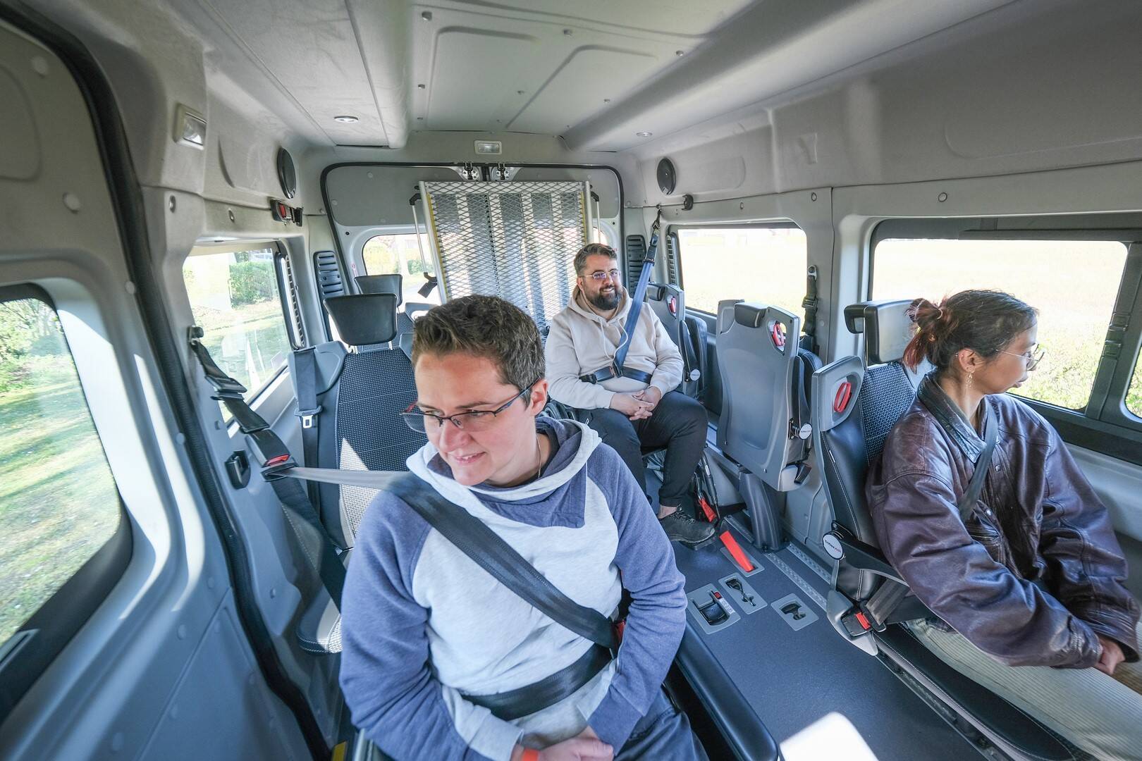 Tout le monde est installé confortablement et peut converser à bord de l'habitacle 