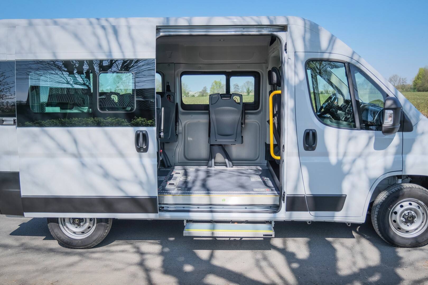 Ce Citroën Jumper L2H2 TPMR est équipé d'un marchepied latéral télescopique et d'une main courante pour aider vos passagers valides à franchir le seuil du plancher pour accéder à l'intérieur