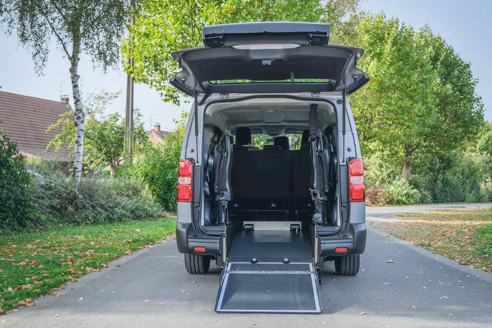 Le décaissement Xtra long et la grande hauteur intérieure permet aux personnes en fauteuil roulant, manuel comme électrique de voyager confortablement