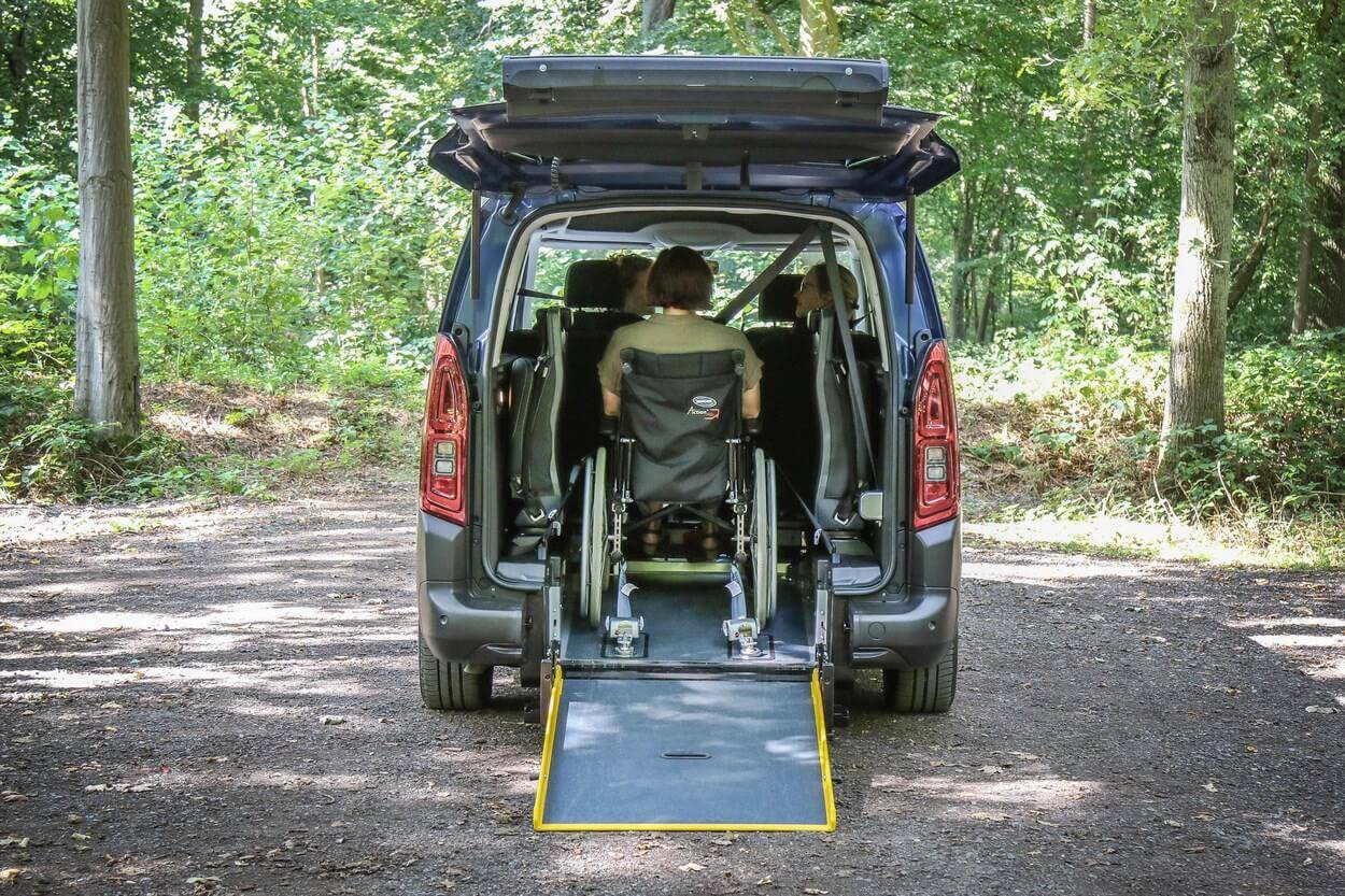 La sécurité du passager en fauteuil roulant est assuré par des sangles d'arrimage et une ceinture de sécurité trois points crash-testées et homologuées