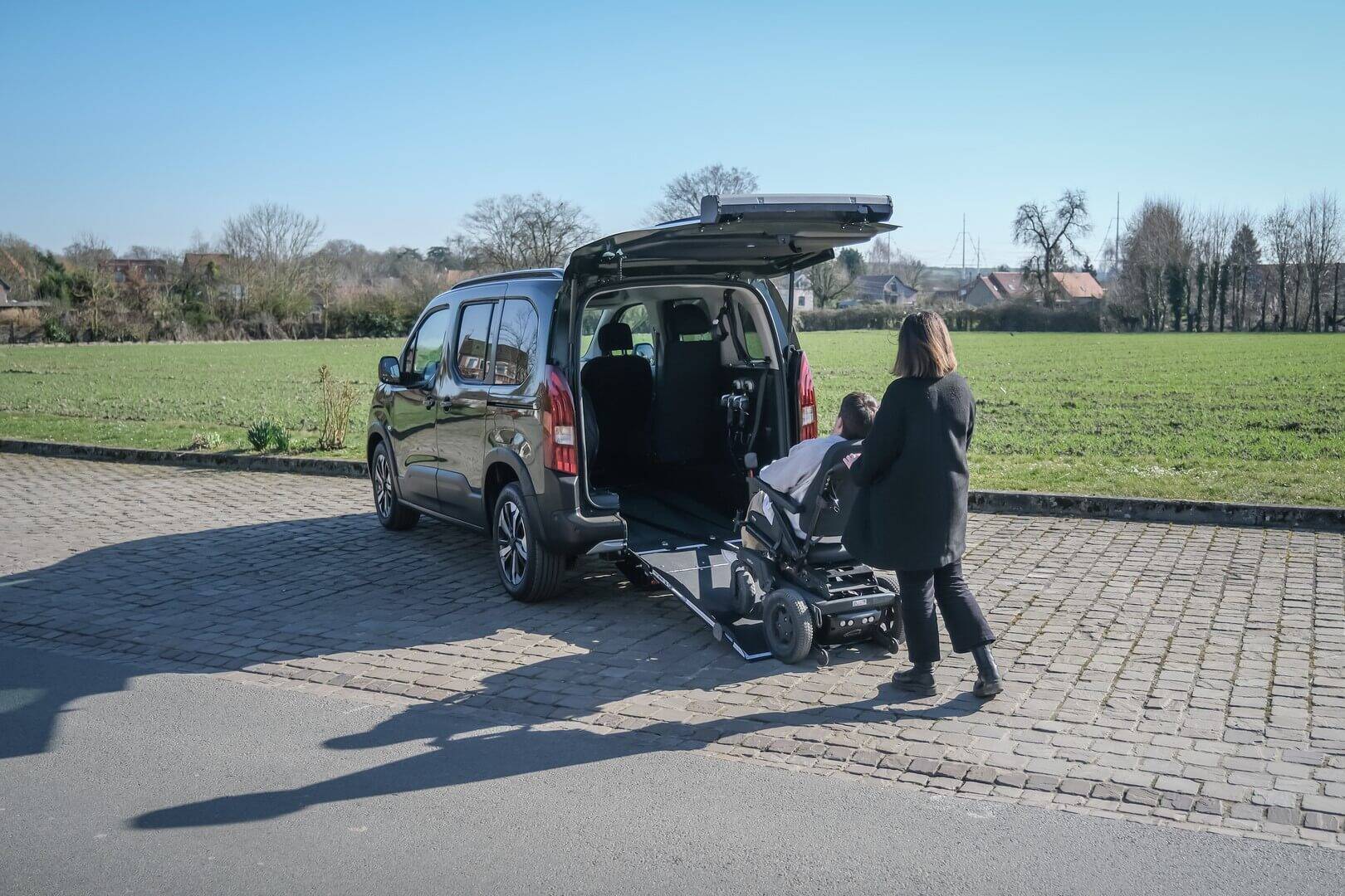 Le Peugeot Rifter Xtra peut accueillir de gros fauteuils roulants !