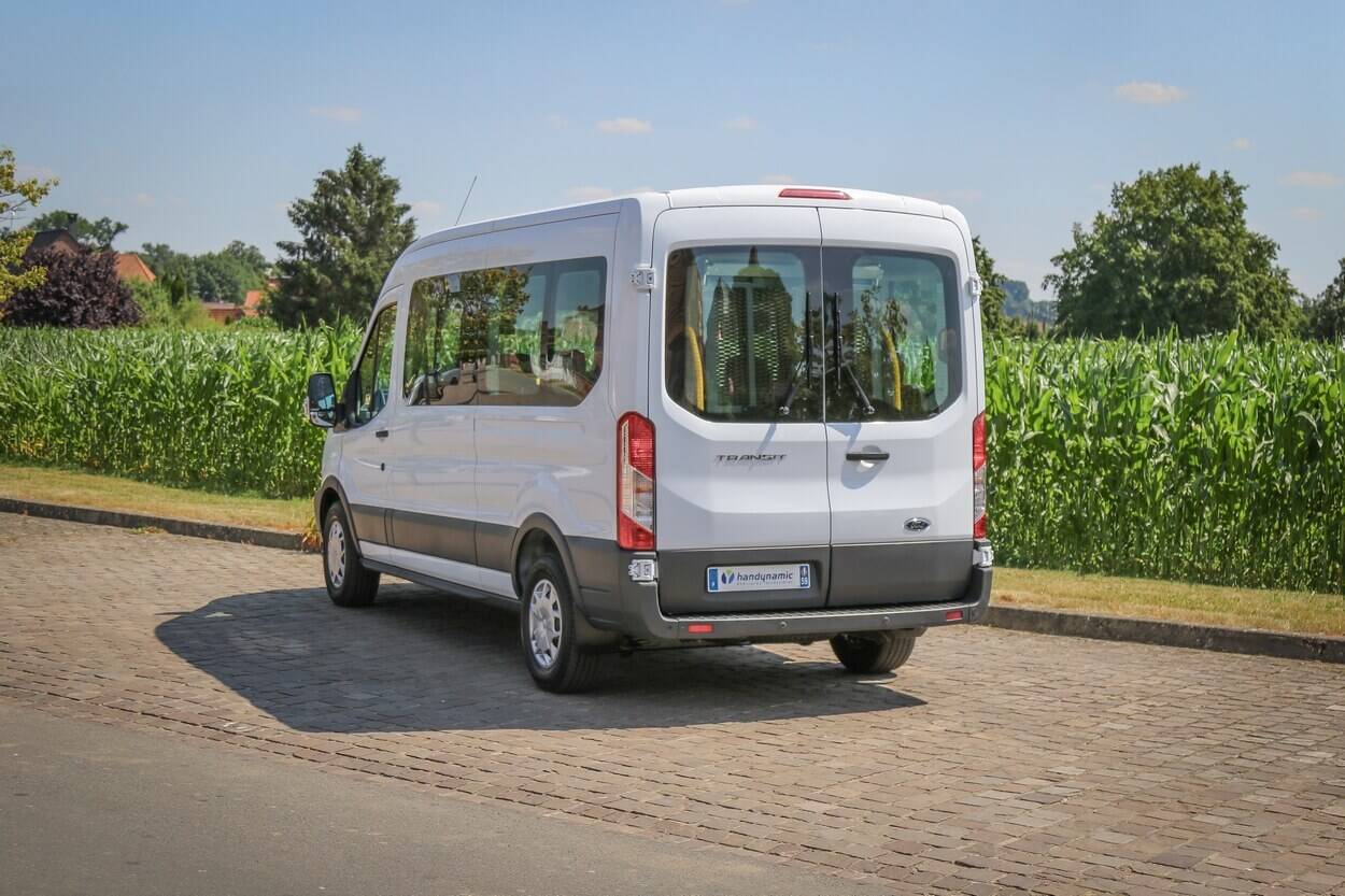Dans cette version rallongée, le Ford Transit Kombi TPMR peut accueillir jusqu'à 4 passagers en fauteuil roulant